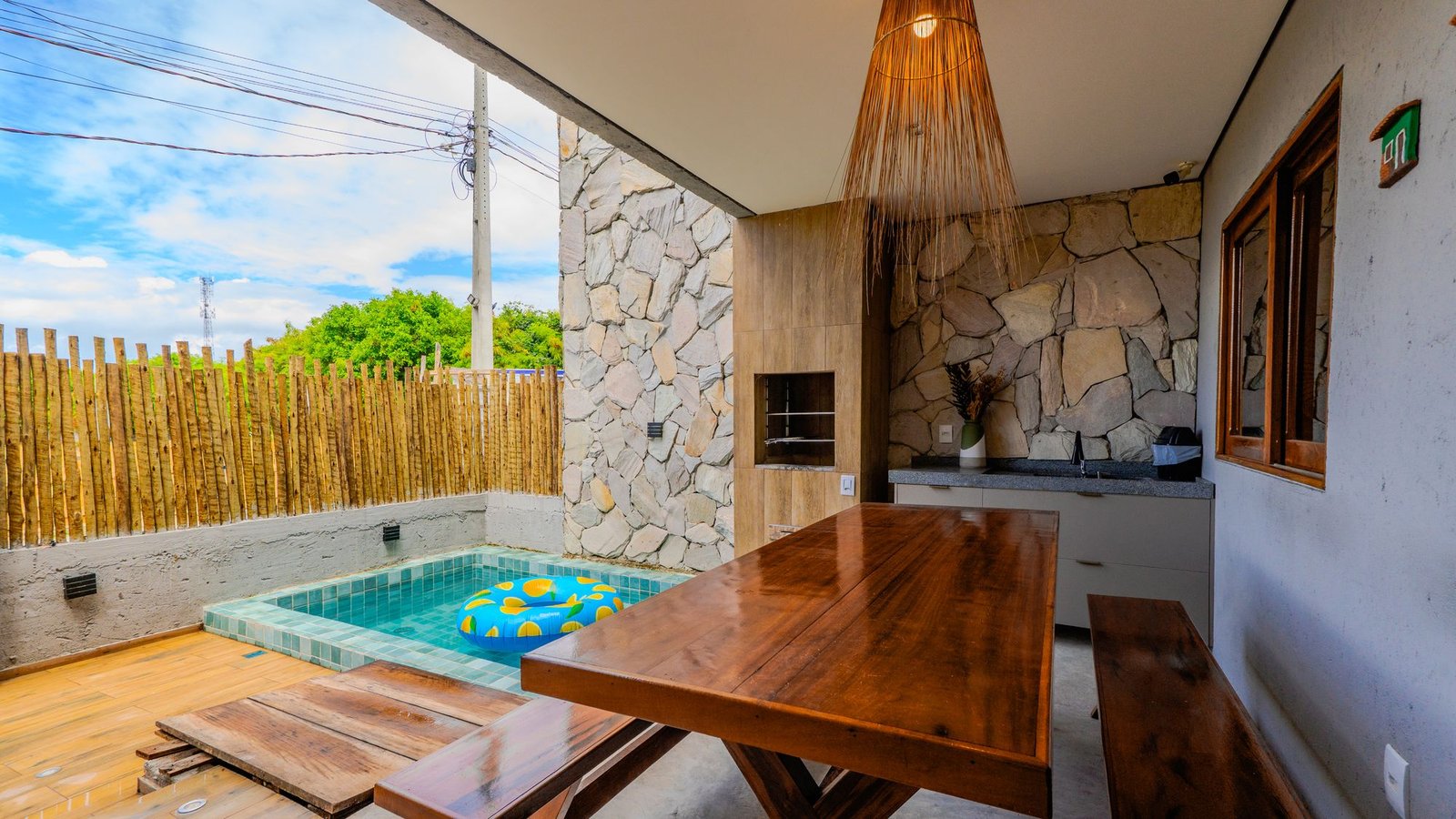 Área gourmet com piscina privativa da Villa Maitê